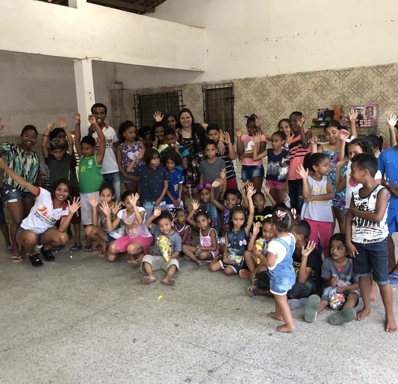 Crianças e voluntários do instituto reunidos