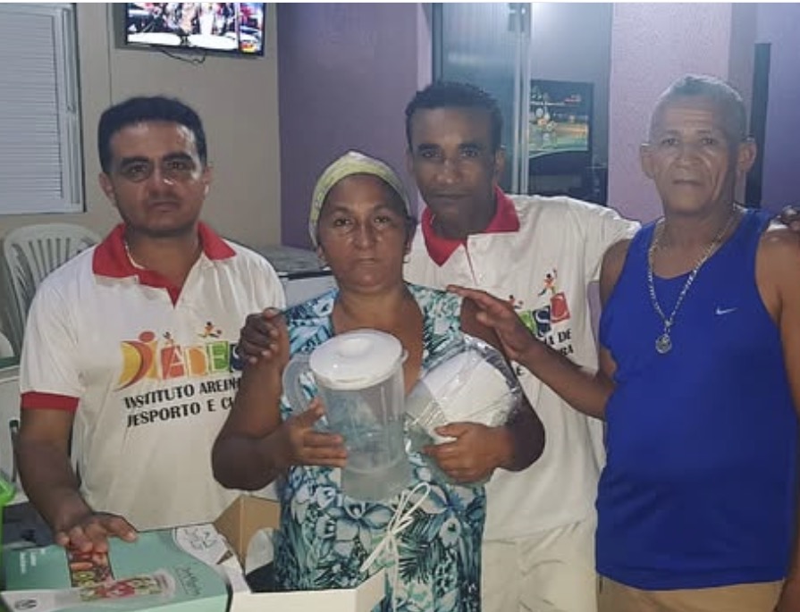 Voluntários entregando doações para a comunidade